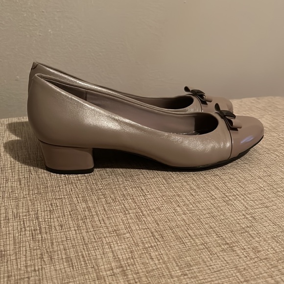 🦋 Easy Spirit tan nude low heel pump with bow. Size 7 - Picture 3 of 10